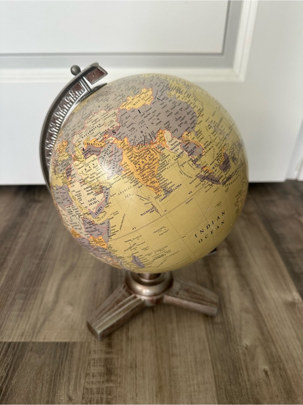 Vintage-Style Yellow Globe Table Decor - Classic Home Accent